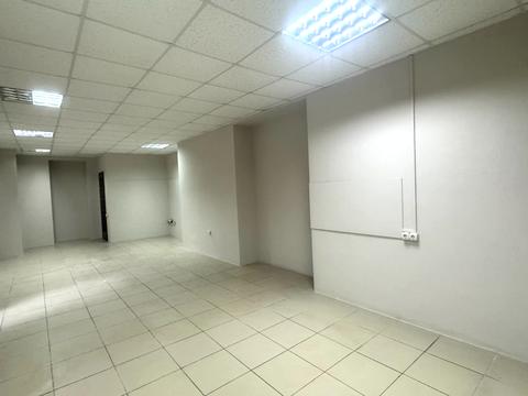 комерційна за адресою Степана Дем'янчука вул., 1б