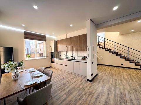 будинок за адресою Євгена Плужника вул.