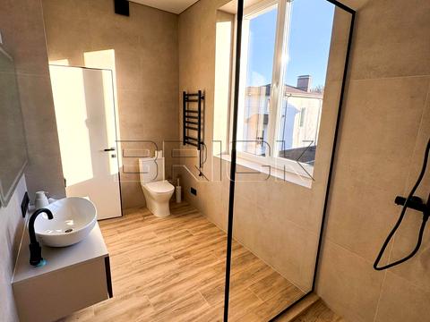 будинок за адресою Євгена Плужника вул.