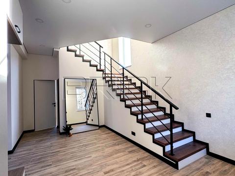 будинок за адресою Євгена Плужника вул.