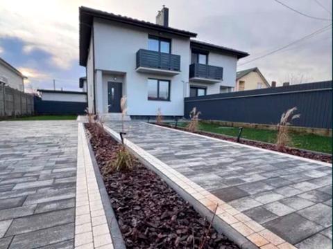 будинок за адресою Романа Шухевича вул.