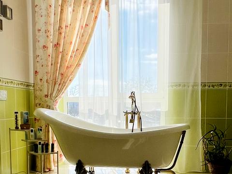 будинок за адресою Набережна вул.