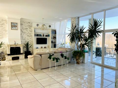 будинок за адресою Набережна вул.