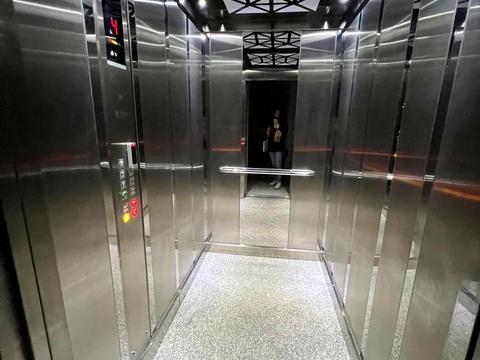 комерційна за адресою Гетьмана Петра Дорошенка вул. (Жовтнева), 37