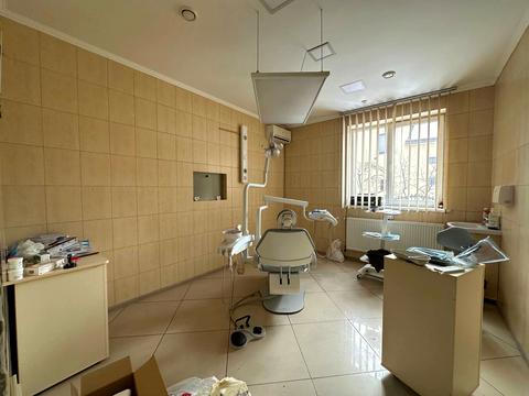 комерційна за адресою Братів Дужих вул. (Володимира Комарова), 35а