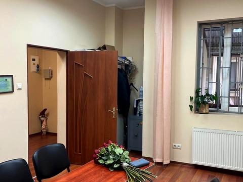 комерційна за адресою Духновича вул., 8