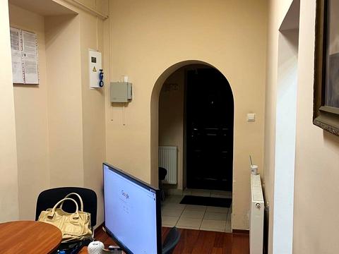 комерційна за адресою Духновича вул., 8