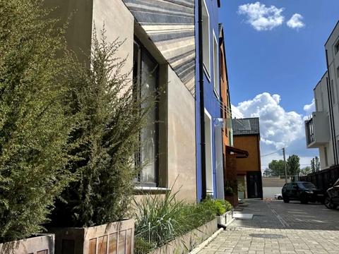 будинок за адресою Леоніда Каденюка вул., 18