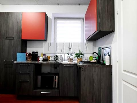 комерційна за адресою Верховинна вул., 1