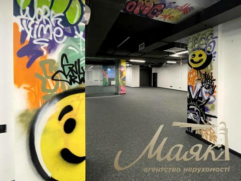 комерційна за адресою Володимирська вул., 82-А