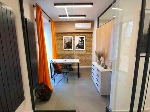 комерційна за адресою Лабораторний пров., 22