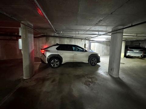 паркомісце за адресою Василя Тютюнника вул. (Анрі Барбюса), 28А