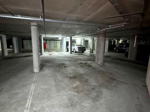 паркомісце за адресою Василя Тютюнника вул. (Анрі Барбюса), 28А