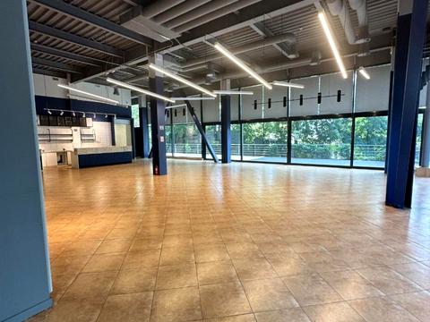 комерційна за адресою Солом'янська вул., 11