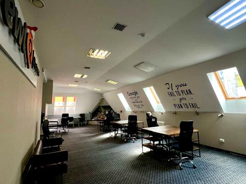 комерційна за адресою Лук'яна Кобилиці вул.льпарківська, 142