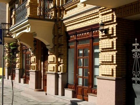 комерційна за адресою Михайлівська вул., 7