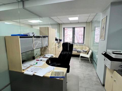 комерційна за адресою Київ, Спортивна пл., 1