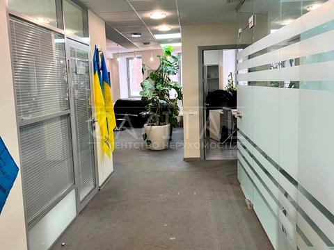 комерційна за адресою Київ, Спортивна пл., 1