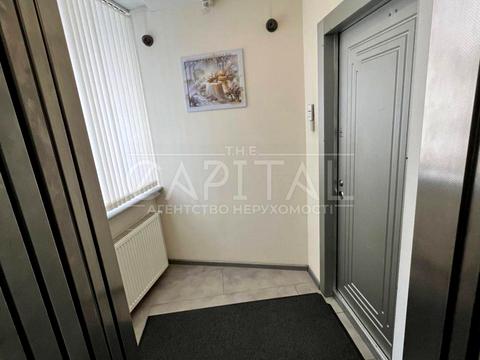 комерційна за адресою Київ, Спортивна пл., 1