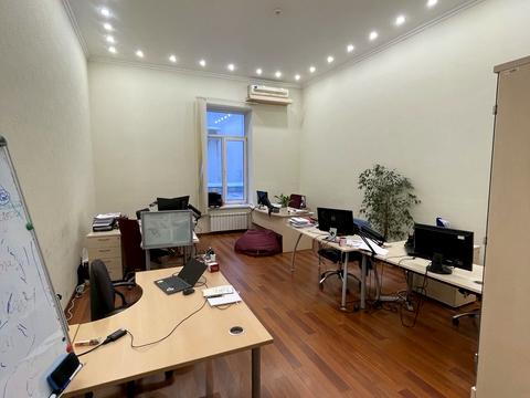 будинок за адресою Добровольчих Батальйонів вул. (Панфіловців), 1