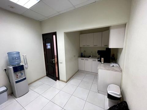 будинок за адресою Добровольчих Батальйонів вул. (Панфіловців), 1