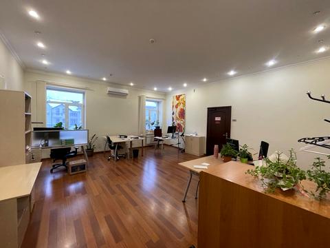 будинок за адресою Добровольчих Батальйонів вул. (Панфіловців), 1