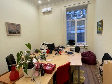 будинок за адресою Добровольчих Батальйонів вул. (Панфіловців), 1