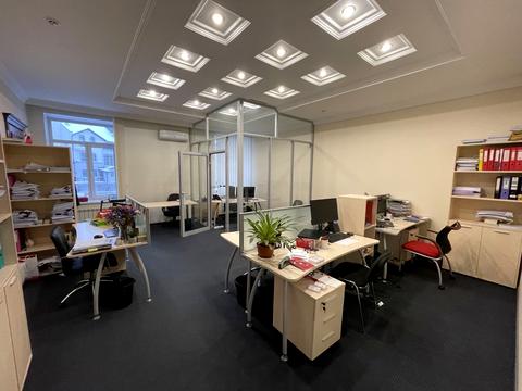 будинок за адресою Добровольчих Батальйонів вул. (Панфіловців), 1