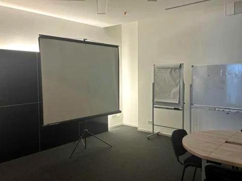 комерційна за адресою Дмитра Яворницького просп. (Карла Маркса), 1-А