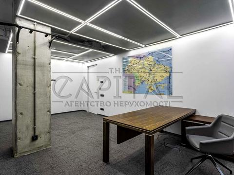 комерційна за адресою Володимирська вул., 33