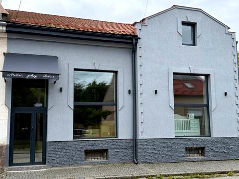 комерційна за адресою Українська вул., 33