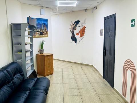 комерційна за адресою Раїси Окіпної вул., 4