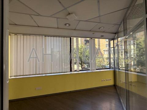 комерційна за адресою Володимирська вул., 77а