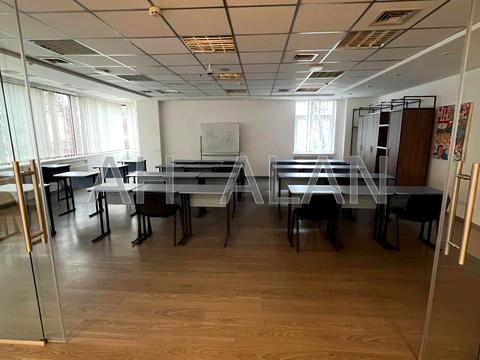 комерційна за адресою Володимирська вул., 77а