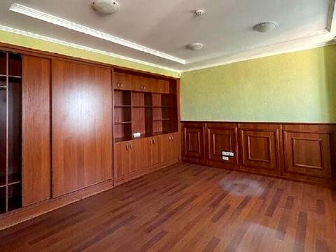 комерційна за адресою Павла Тичини просп., 18-Б