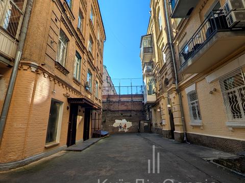 коммерческая по адресу Антоновича ул. (Горького), 24