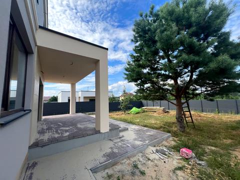 будинок за адресою Квітнева