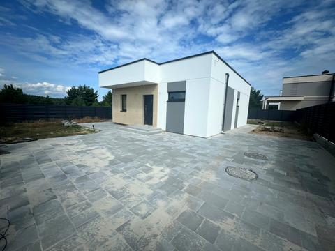 будинок за адресою Квітнева