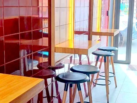 комерційна за адресою майдан Захисників України пл. (Повстання), 2