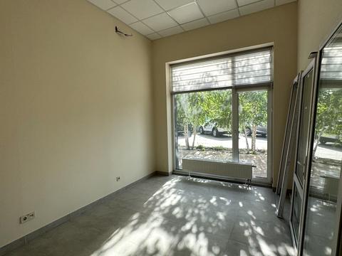 комерційна за адресою Паркова вул., 40