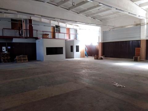 комерційна за адресою Будівельників вул., 1