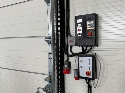 комерційна за адресою Білогородська вул., 23