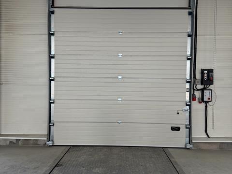 комерційна за адресою Білогородська вул., 23