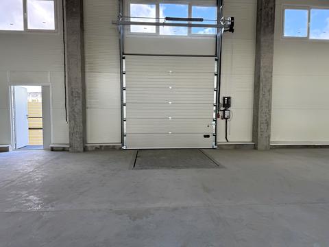 комерційна за адресою Білогородська вул., 23