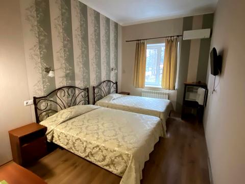 комерційна за адресою Яснополянська вул., 9а