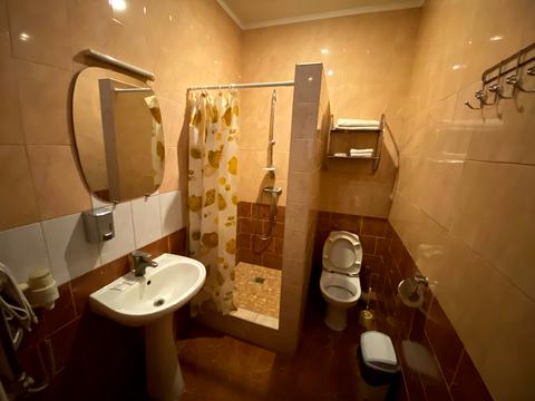 комерційна за адресою Яснополянська вул., 9а