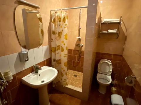 комерційна за адресою Яснополянська вул., 9а