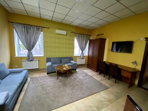 комерційна за адресою Яснополянська вул., 9а