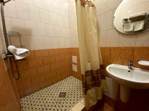 комерційна за адресою Яснополянська вул., 9а