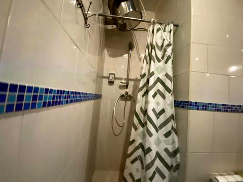 комерційна за адресою Яснополянська вул., 9а